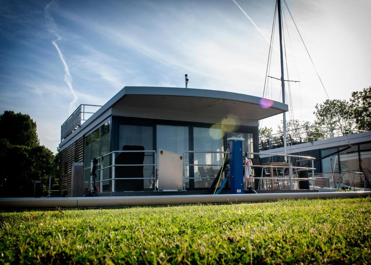 Welcome In - Houseboat 'Elysium' Met Eigen Aanlegsteiger Sneek - Offingawier المظهر الخارجي الصورة